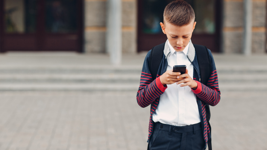Så kan föräldrar ta kontroll över barnens mobiltelefoner – även under skoltid.